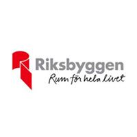 Logga för Riskbyggen - röd vimpel, text i grått