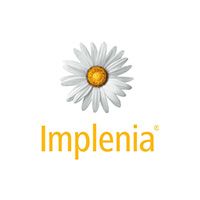 Logga för Implenia - en vit och gul blomma, namn i gult